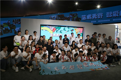艺术无界智爱同行!今天,一场特殊的展览在上海中心开幕了
